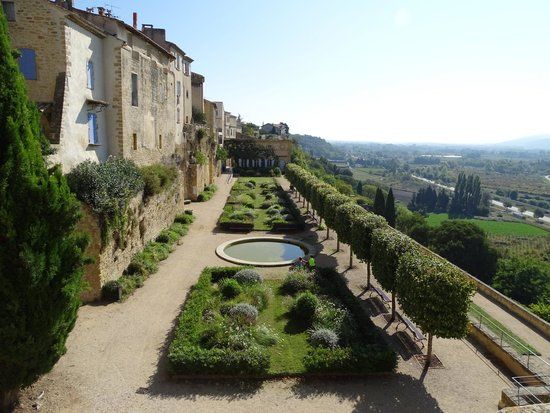 Cour des créateurs de Lauris