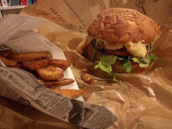 Les Pieds Sous la Table