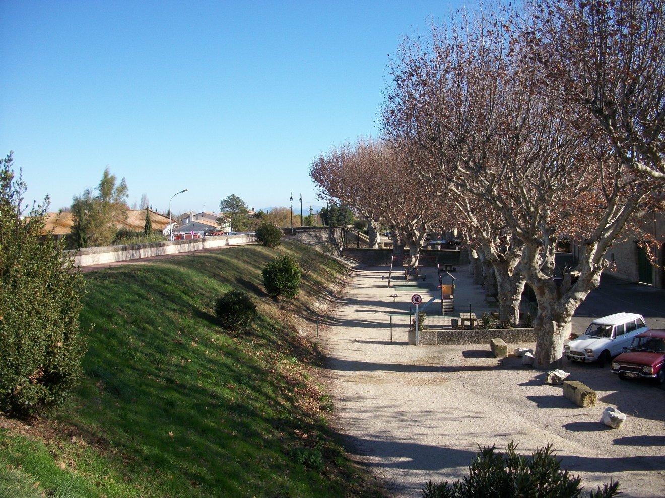 digue d'enceinte de Caderousse